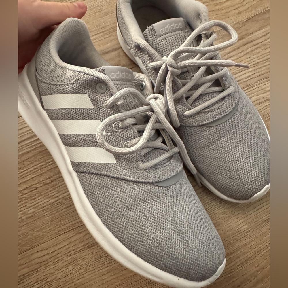 👟 Adidas Women’s Sneakers. Size 8. Like new.